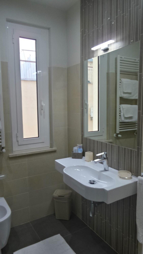 Bathroom 3, Hotel Bergamo, Rimini