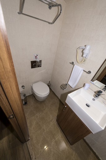Bathroom 5, B Guest Hotel, Fatih