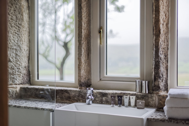 Bathroom 4, The Saddleworth Hotel, Oldham