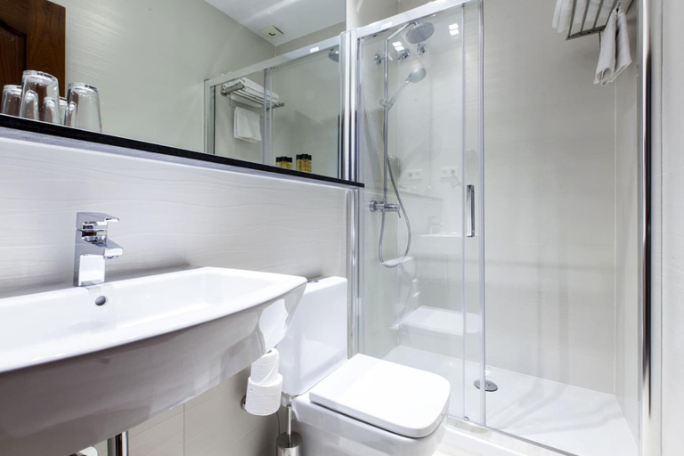 Bathroom 4, Hostal Castilla I - Atocha, Madrid