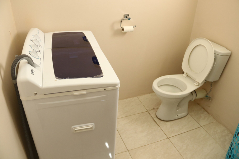 Bathroom 4, Grey Oak Holiday House, Bulawayo
