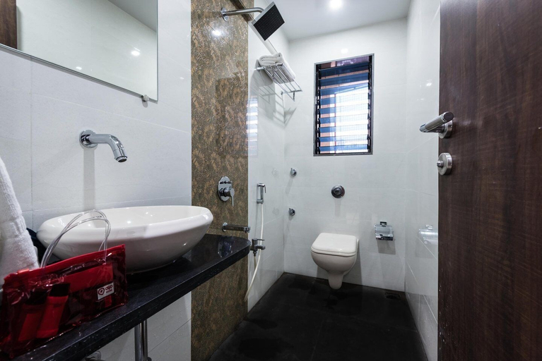 Bathroom 4, Hotel Shelter Palace, Thane