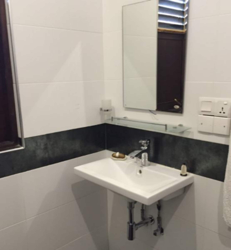 Bathroom 5, Sunrise Palace, Negombo