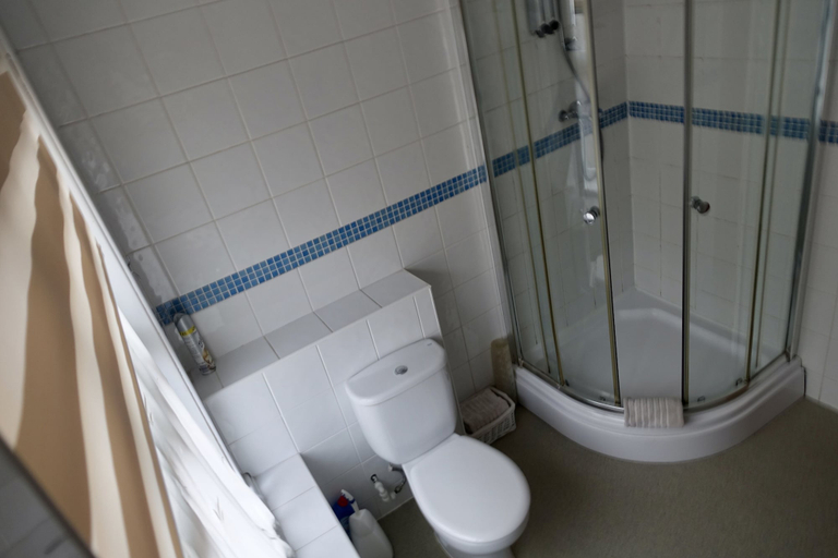 Bathroom 3, Abinger Guest House, Leicester