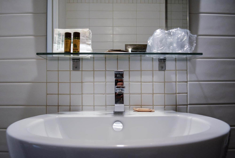 Bathroom 5, Hotel dell'Orologio, Ragusa
