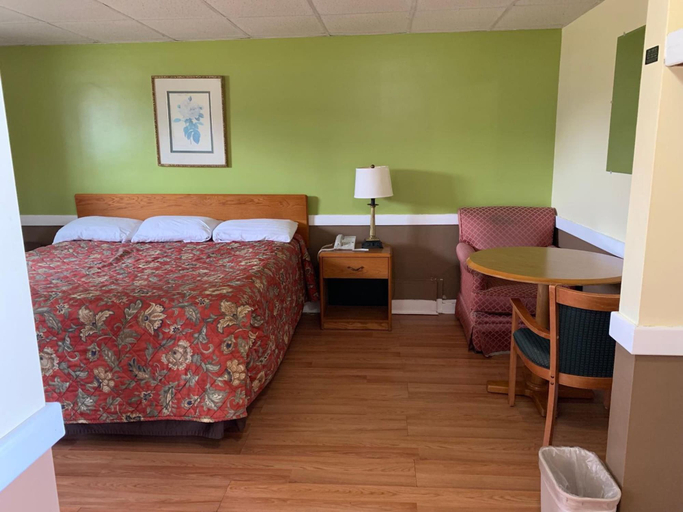 Bedroom 5, Royal Inn Motel, Waynesboro