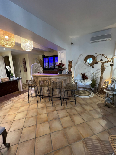 Others 5, Hotel le Médieval, Gard