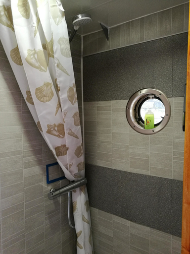 Bathroom 5, Remorqueur Arzmael, Morbihan