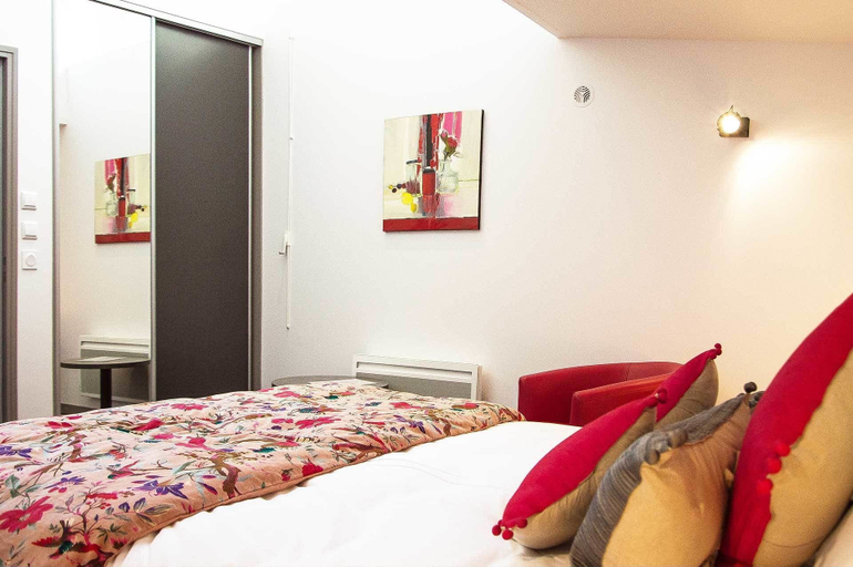 Bedroom 3, Chambres d'Hôtes Les Pirondeaux, Lot