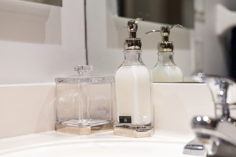 Bathroom 4, Applewood Suites - 1 BR Wellington West, Toronto