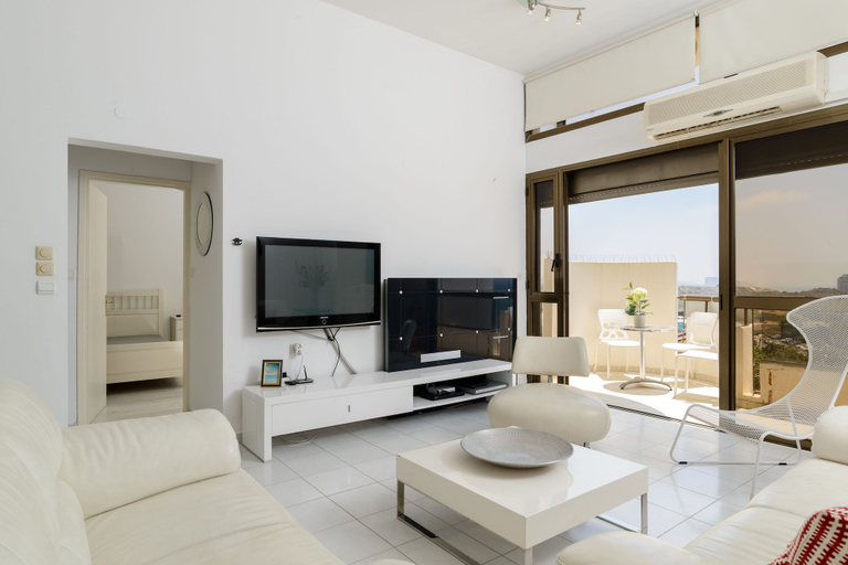 Others 5, 3BR Apt Steps from Sea W Parking