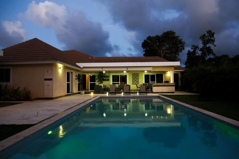 Sport & Beauty, Villa Equipped With an Infinity Edged Pool in Gated Community, Sosua