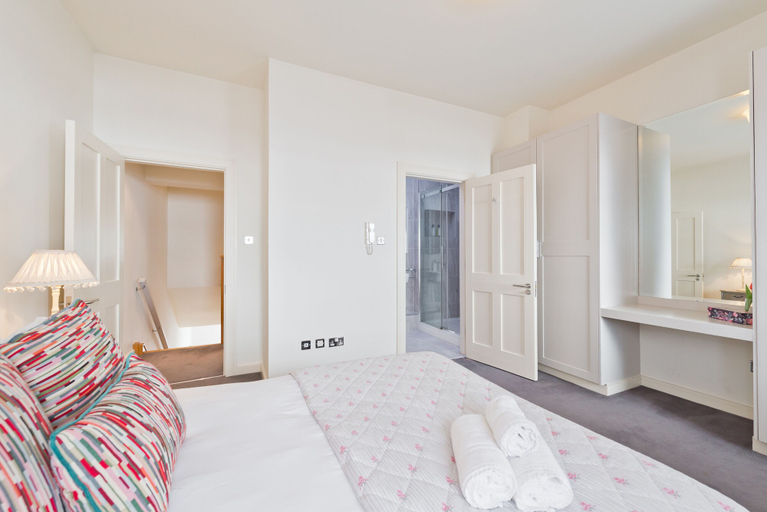 Bedroom 4, John Lennon Suite - hiphipstay, Dublin