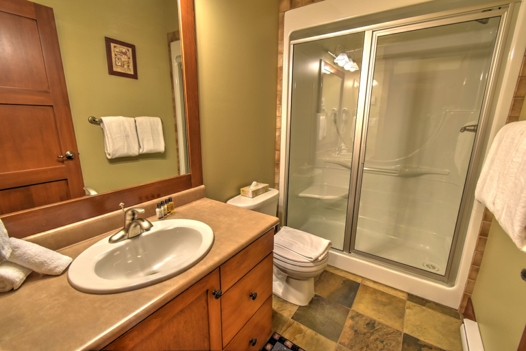 Bathroom, Stonebridge Lodge, Kootenay Boundary