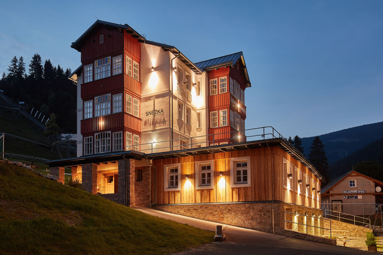 Exterior & Views
