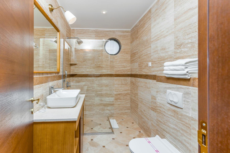 Bathroom 4, Plaza Lucice