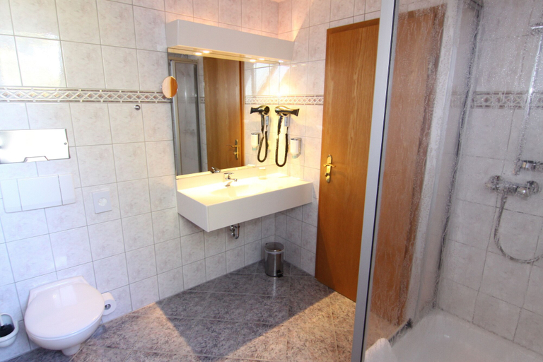 Bathroom 5, Hotel Wenzels Hof, Nordsachsen