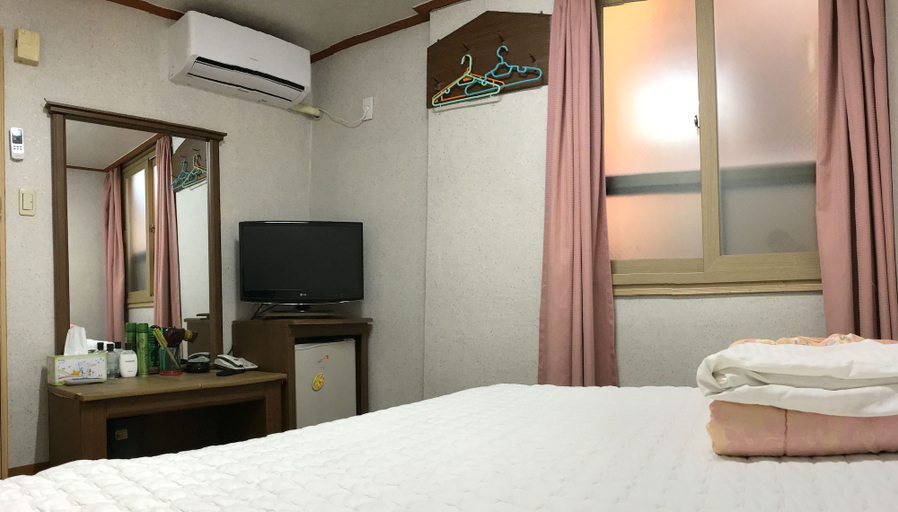 Bedroom 5, J Motel, Busanjin