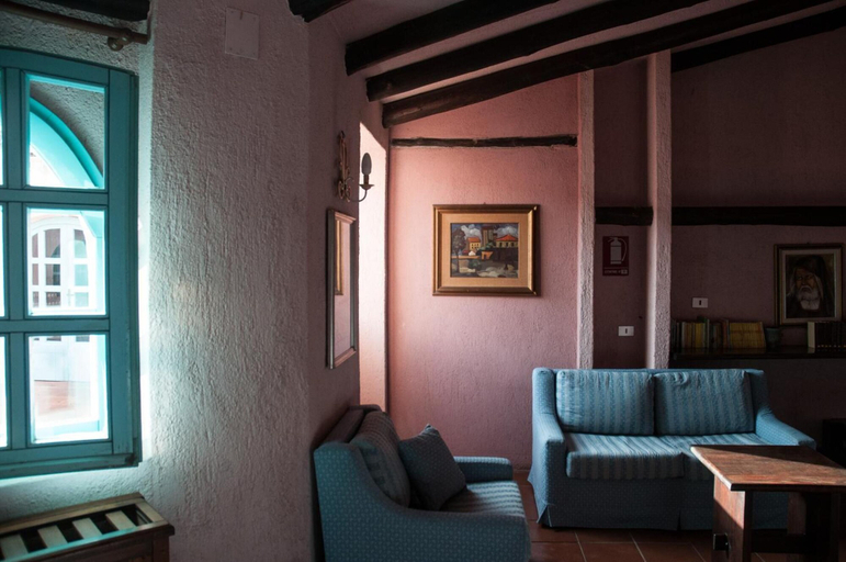Others 5, Hotel Scintilla, Nuoro