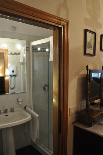 Bathroom 3, La Fattoressa, Florence