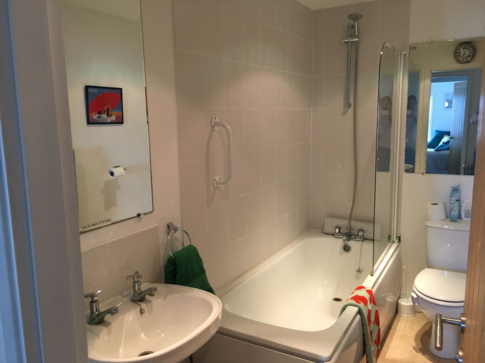 Bathroom 4, Moray Beachside Apartments, Suffolk