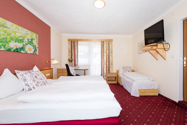 Bedroom 3, Hotel Wiesenhof, Innsbruck Land