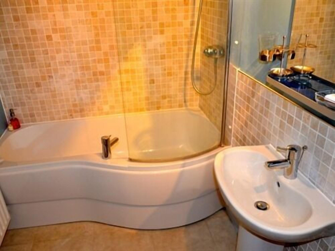 Bathroom 3, Cotswold Gardens Bed and Breakfast, Gloucestershire