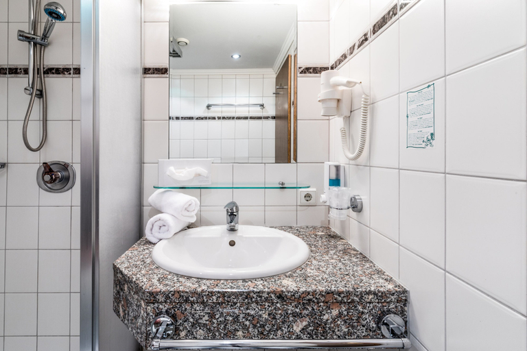 Bathroom 4, Hotel Wiesenhof, Innsbruck Land
