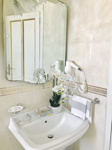 Bathroom 4, Hotel Villa Riis, Messina