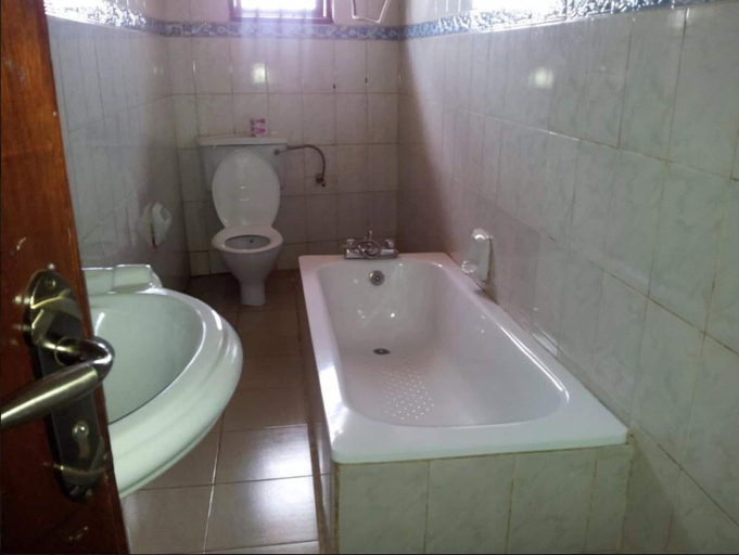 Bathroom, Hotel Barbados International, Kampala