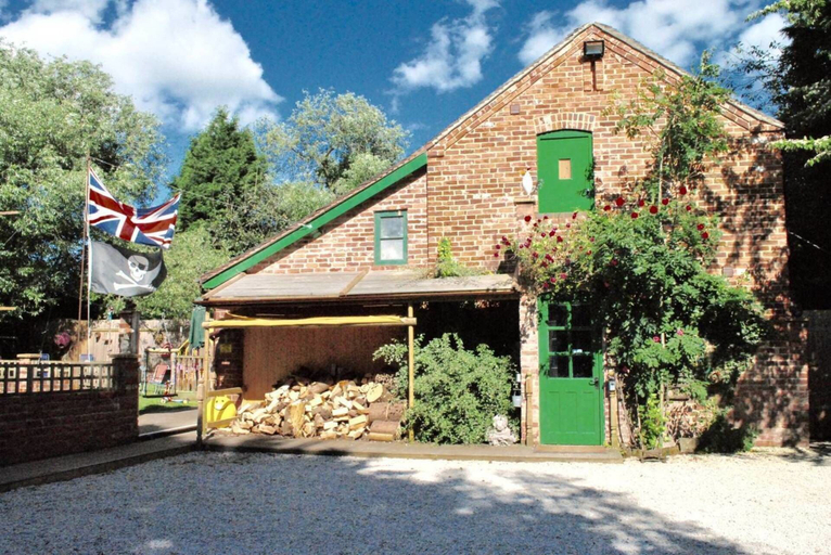 Exterior & Views 2, Squirrel Barn. Hi-spec. Hot tub & Wifi. Sleeps 14, Staffordshire