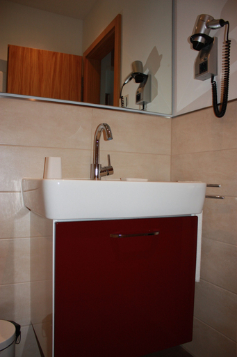 Bathroom 5, Boardinghaus Holledau Inn, Pfaffenhofen an der Ilm