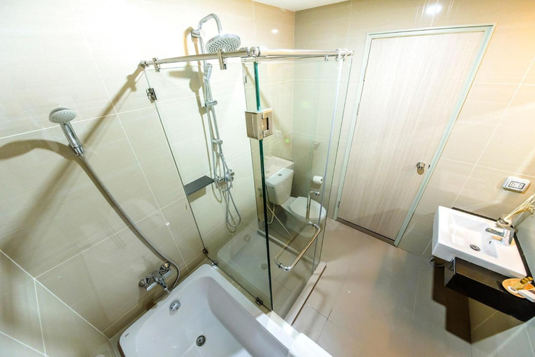 Bathroom 5, The Violin Sriracha, Si Racha