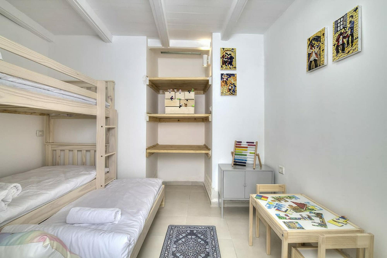 Bedroom 2, Rashbi 54
