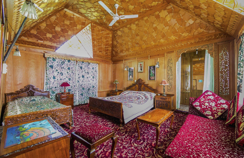 Bedroom 3, Wangnoo Houseboats, Srinagar