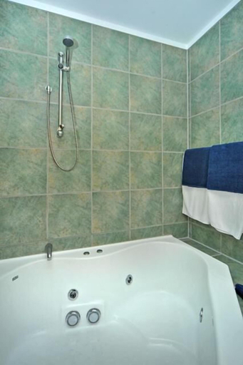Bathroom 4, A'la Vista Motel, Palmerston North