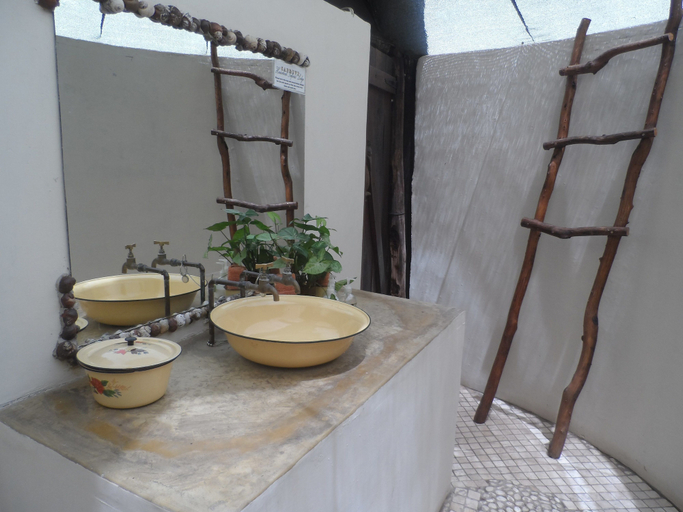 Bathroom 4, Caprivi Houseboat Safari Lodge, Sesheke