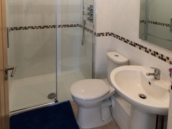 Bathroom 4, Beachside Apartment On The Beach, Isle of Wight