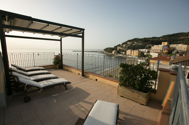 Exterior & Views 23