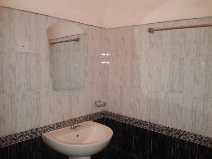 Bathroom 3, Suwanila Rest, Dambulla