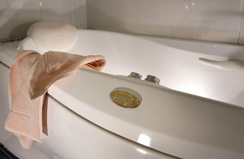 Bathroom 5, Hotel Gabbiano, Rimini