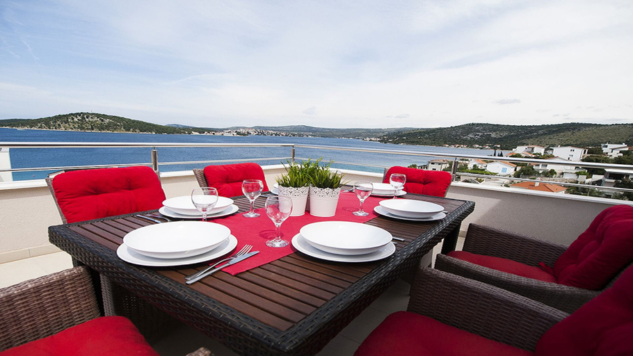 Food & Drinks 5, Villa Mona, Rogoznica