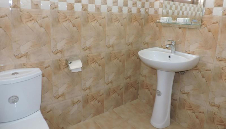 Bathroom 4, Capital Regency Hotel, K.F.G. & G. Korale