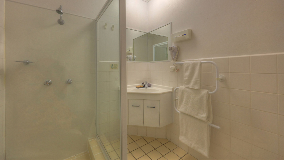 Bathroom 4, Cousins Motor Inn, Inverell - Pt B