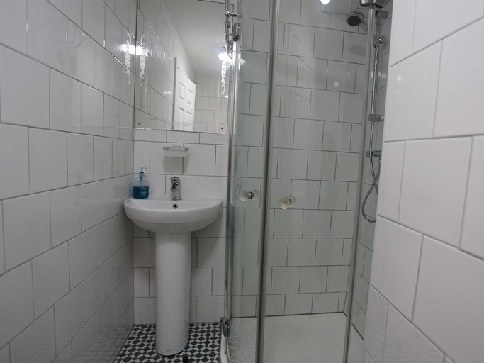 Bathroom 3, Rolling Wave Guesthouse