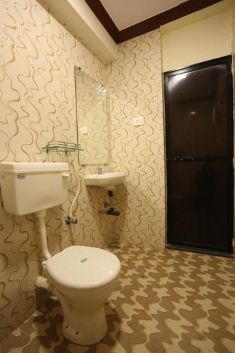 Bathroom 5, Motel La Grandeur, North Goa