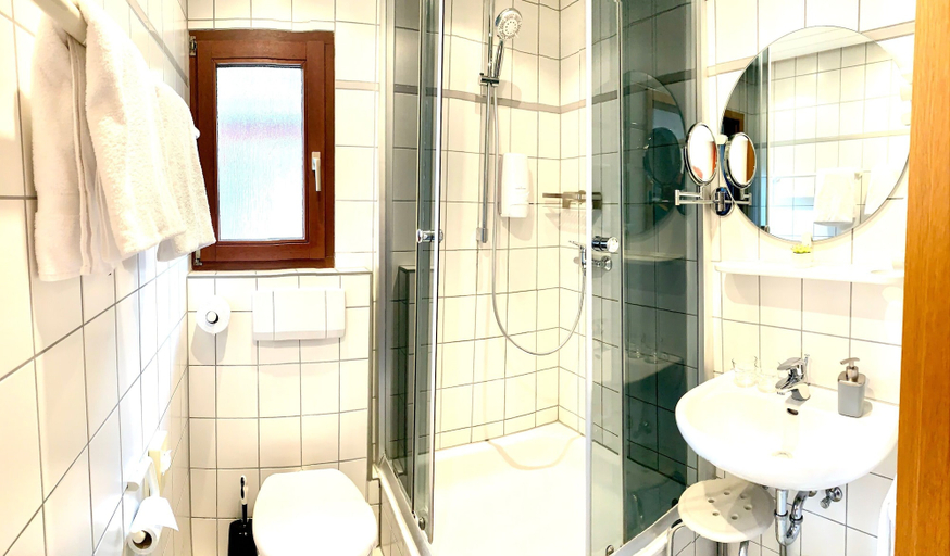 Bathroom 3, Hotel zur Loreley Garni Mit großem Fahrradraum, Rhein-Hunsrück-Kreis