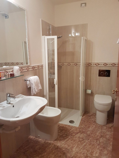 Bathroom 5, Hotel Gran Duca, Livorno