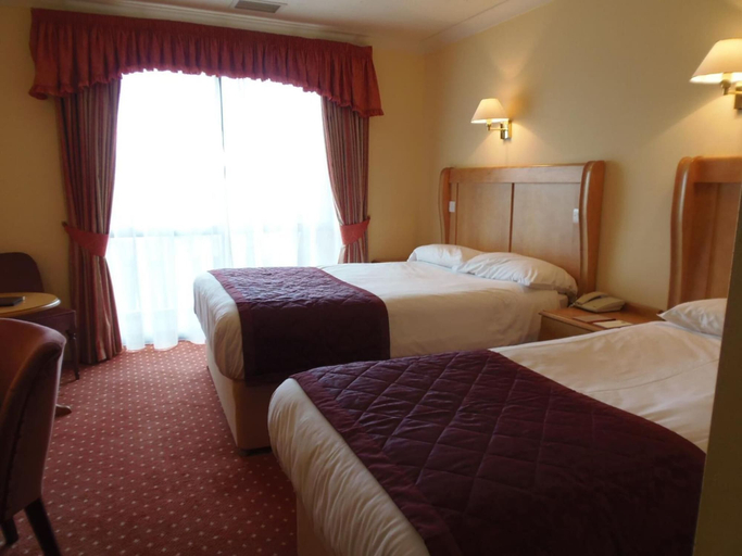 Bedroom 4, Lakeside International Hotel, Surrey