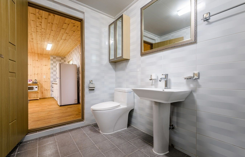 Bathroom 3, Gosung 2119, Seogwipo